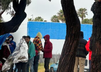 Abandonan a migrantes en estación del Trolley pese a las inclemencias del tiempo