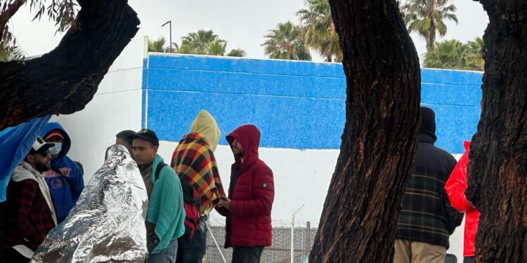 Abandonan a migrantes en estación del Trolley pese a las inclemencias del tiempo