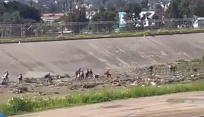 Registran cruce masivo de migrantes en Tijuana