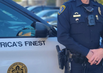 Buscan a hombre que se hizo pasar por policía para llamar la atención de niños