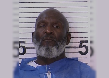 Autoridades de San Diego buscan a fugitivo por violencia doméstica