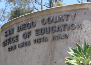 Cientos de docentes en riesgo de despido en el Distrito Escolar Unificado