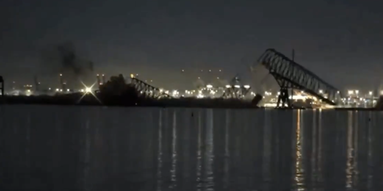 Buque de carga hace colapsar el puente de Baltimore