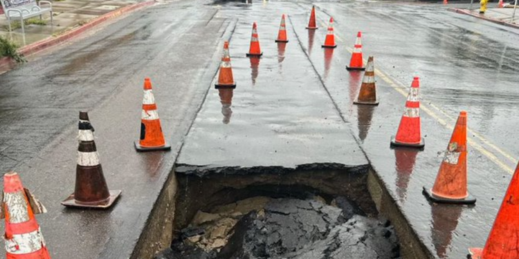 Cierran 17 vialidades en San Diego por inundaciones y daños