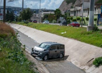 Cae conductora en canal del bulevar Clouthier
