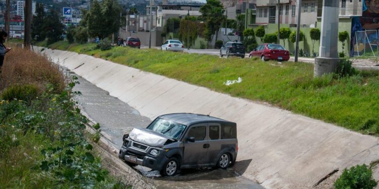 Cae conductora en canal del bulevar Clouthier