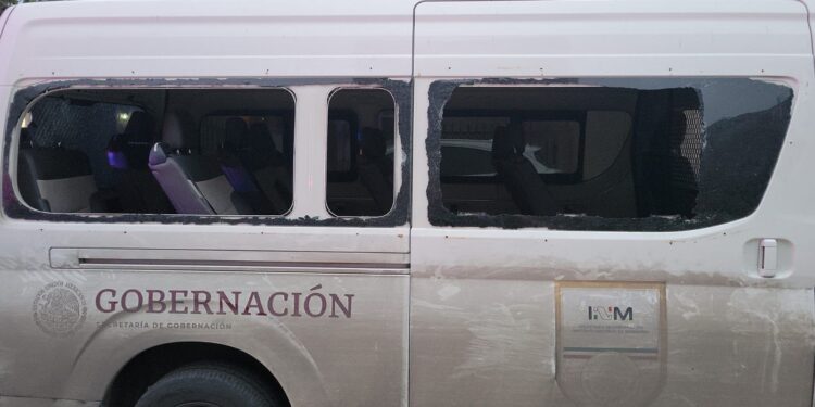Apedrean unidad del Instituto Nacional de Migración en Tijuana
