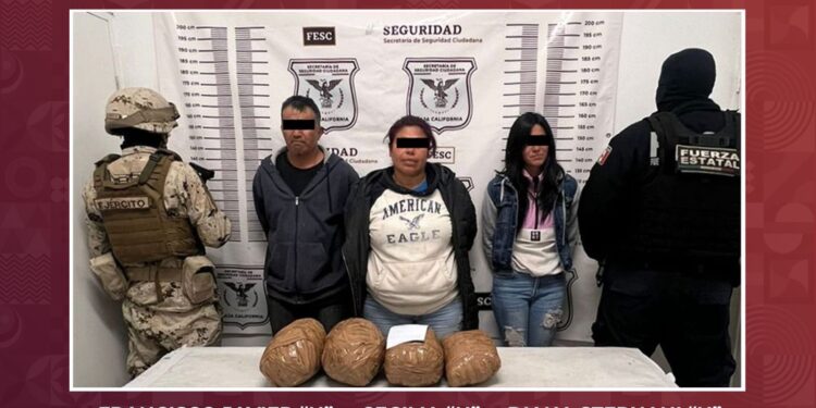 Detienen a dos mujeres y un hombre con 4 kilos de marihuana