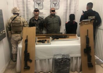 Decomisan arsenal en Ensenada, era transportado en un taxi sobre la carretera Transpeninsular