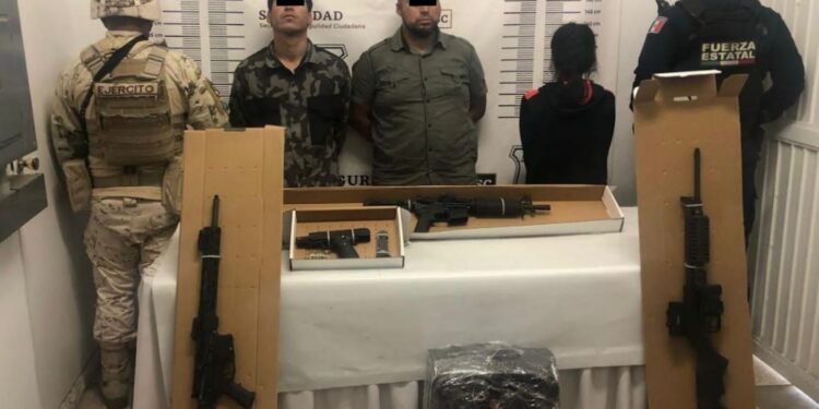 Decomisan arsenal en Ensenada, era transportado en un taxi sobre la carretera Transpeninsular