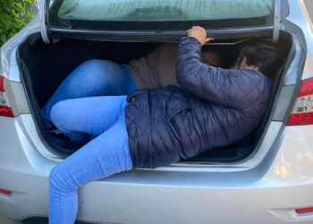 Esconden a personas en cajuelas para cruzar a EUA