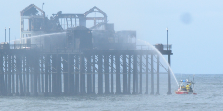 Cierran playas de Oceanside tras incendio en histórico muelle