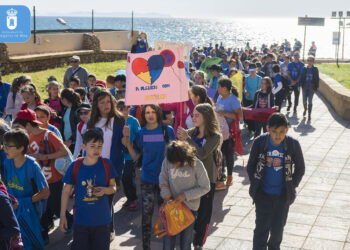 Padres de familia marchan por el día mundial de la concientización sobre el autismo