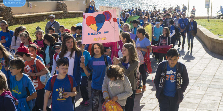 Padres de familia marchan por el día mundial de la concientización sobre el autismo