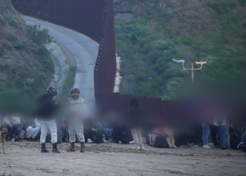 63 personas por cruzar el Muro Fronterizo