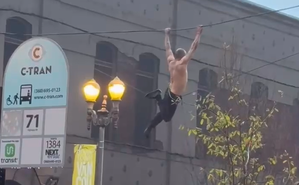 Captan a hombre colgado de cable de electricidad en Vancouver
