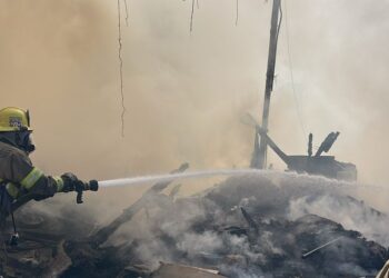 Incendio consume tres casas de madera en la colonia Valle Vista de Tijuana