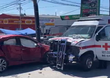 Vehículo se impacta contra ambulancia de la Cruz Roja