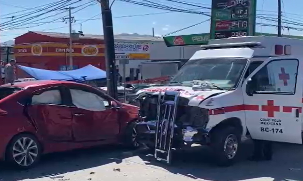 Vehículo se impacta contra ambulancia de la Cruz Roja