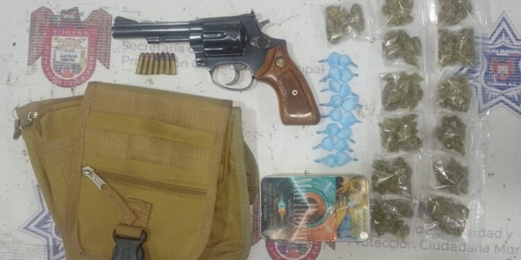 Unidad canina detectó a pareja armada y con drogas