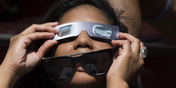 “¿Por qué me duelen los ojos?” se vuelve trend en Google tras eclipse