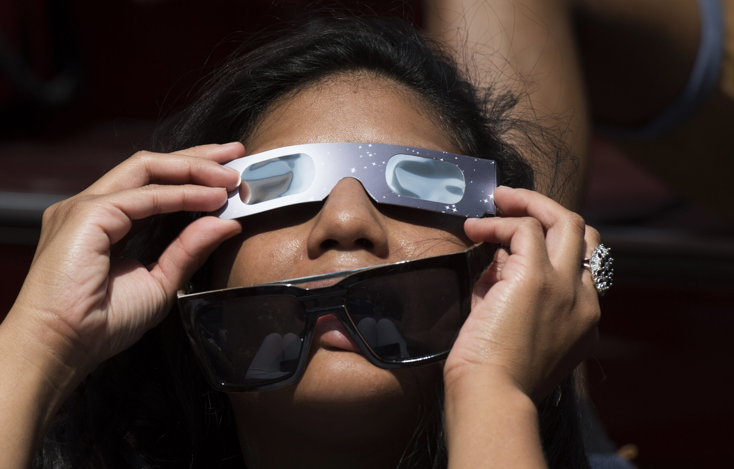 “¿Por qué me duelen los ojos?” se vuelve trend en Google tras eclipse
