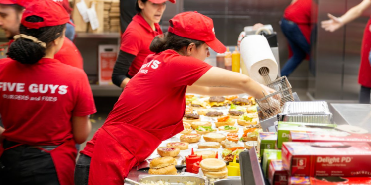 ¡Histórico aumento de sueldo en California! Trabajadores de McDonald’s y otros restaurantes ahora ganan $20 por hora