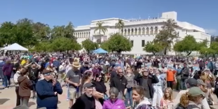 Así vivieron el eclipse las familias que se reunieron en Balboa Park