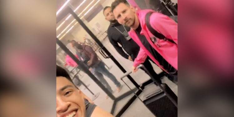 Aficionado logró tomarse una foto con Messi a su llegada a Monterrey