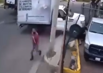 Hombre se salva de ser atropellado por un camión fuera de control