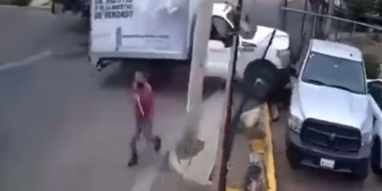 Hombre se salva de ser atropellado por un camión fuera de control