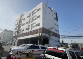 Reportan explosión en edificio: dos personas con quemaduras