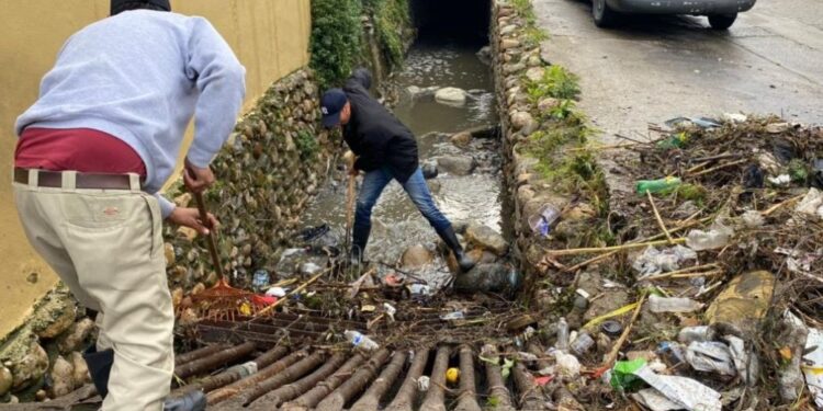 Continúa limpieza de vialidades y alcantarillas tras lluvias de fin de semana en Tijuana