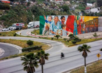 Premio Nacional de la Juventud pinta mural en rampa de frenado en Tijuana