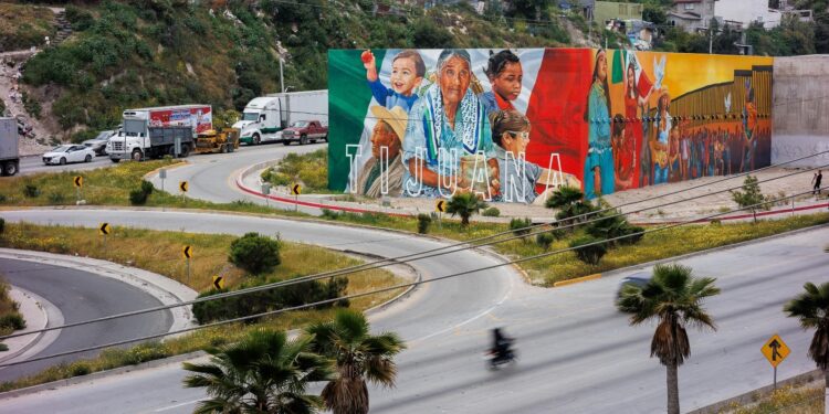 Premio Nacional de la Juventud pinta mural en rampa de frenado en Tijuana