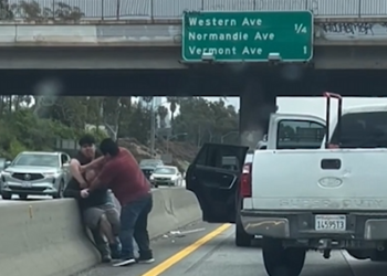 Pelea en la autopista de Los Ángeles es captada en video