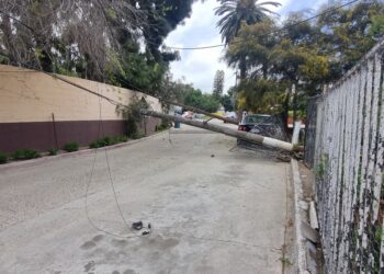 Tráiler derriba postes y deja sin luz al Centro Escolar Agua Caliente