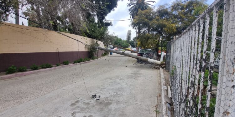 Tráiler derriba postes y deja sin luz al Centro Escolar Agua Caliente