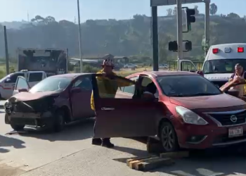 Bomberos rescatan a prensado en accidente automovilístico