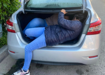 Conductora que cruzaría la frontera se encuentra a dos mujeres en su cajuela