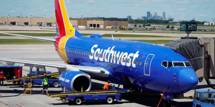 Avión de Southwest Airlines pierde parte del motor tras despegue en Denver