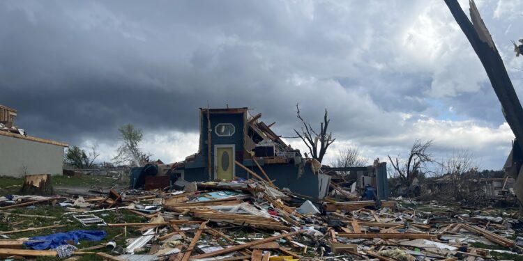 Tornados dejan rastro de destrucción a su paso en el centro de EUA