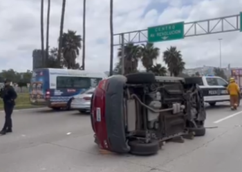 Conductora volcó sobre el puente México