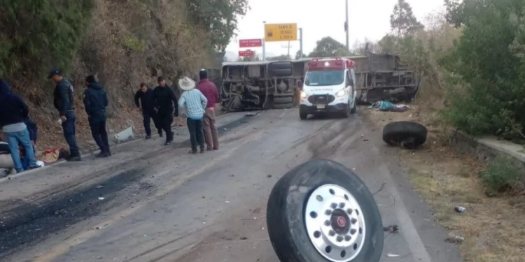 Volcadura de camión dejó 14 muertos y 31 heridos en Estado de México