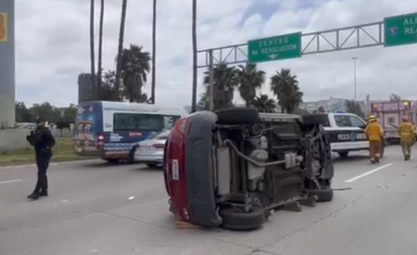 Conductora volcó sobre el puente México