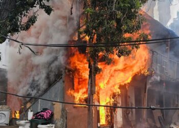 Fuerte incendio consume 2 cuartos en Zona Centro de Tijuana