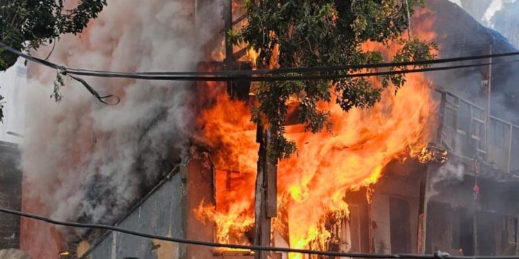 Fuerte incendio consume 2 cuartos en Zona Centro de Tijuana