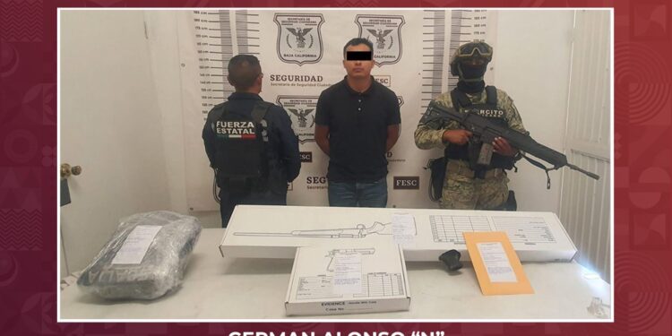 Decomisan un R-15, una pistola y un auto con reporte de robo en California