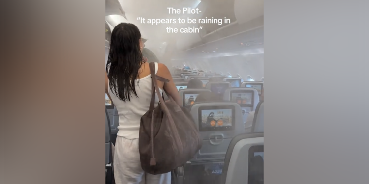 Lluvia sorprende a pasajeros dentro de un avión