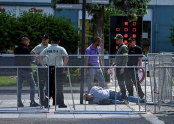 Primer Ministro de Eslovaquia es herido gravemente tras ser baleado